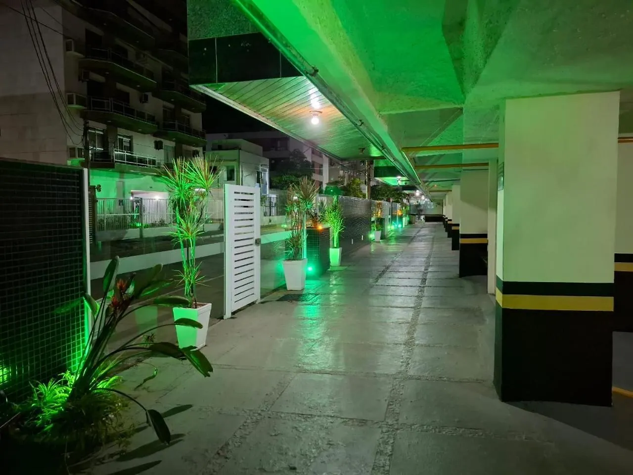 Appartement Bonito Apto Pe Na Areia Aprox 50M Da Praia Do Forte Cabo Frio Com 90M2 Ar Cond Nos 2 Quartos E Nas Camas Temos Colchoes Botafogo Ortopedicos D65 E Na Sala Tem Tv A Cabo Premiere Netflix Fica No Predio Da Lanchonete Play Gui E Rest Vira Verao Brazilië